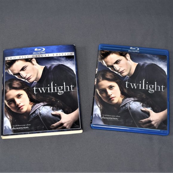 Twilight Saga Blu-ray DVD Movies 2009 2-Disc Deluxe Edition Excellent Pre-Owned - Picture 5 of 11